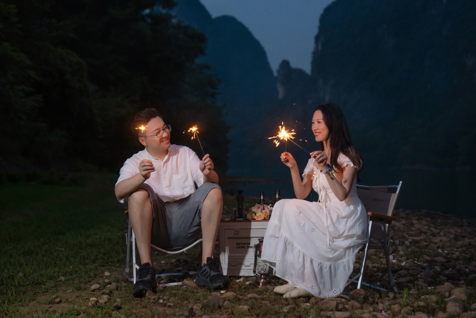 席冠文与徐可在桂林江边的夜景合影